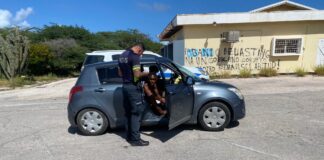 Di Piedra Plat te na Palm Beach a core tras di auto cu a dal riba nan y sigui core, polis a blokea e auto