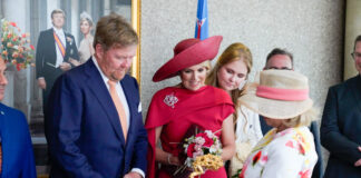 GOBIERNO DI ARUBA A REGALA FAMIA REAL UN OBRA DI WATAPANA CUAL TA SIMBOLISA RESILIENCIA DI E ARUBIANO