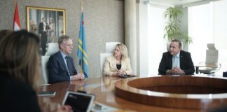 MINISTER ENDY CROES Y PROME MINISTER EVELYN WEVER – CROES A REUNI CU MINISTER DI ENSEÑANSA, CULTURA Y CIENCIA DI HULANDA, SR. ROBBERT DIJKGRAAF. 