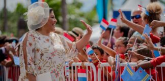 Minister Maduro ta gradici tur hoben cu a duna e Famia Real un caluroso Bonbini na Aruba