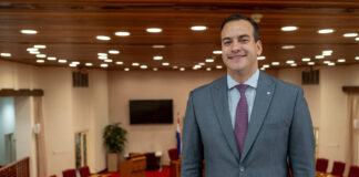 Minister Geoffrey Wever ta informa over encuestanan cu CBS ta bai ehecuta 