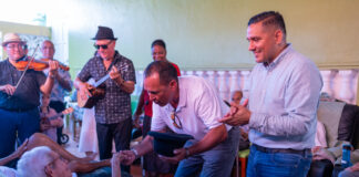 Minister Ursell Arends a habri aña bishitando casnan di cuido 