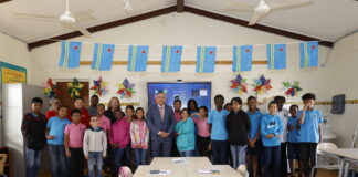 MINISTER ENDY CROES A BISHITA SCOL BASICO COLEGIO HILARIO ANGELA.