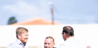 Prinses Amalia y Rey Willem Alexander na Stadion Frans Figaroa