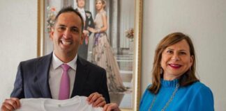 Minister Dangui Oduber ta ricibi t-shirt promocional di AHATA pa señala serie 2 di ‘Ami Ta Turismo’ 