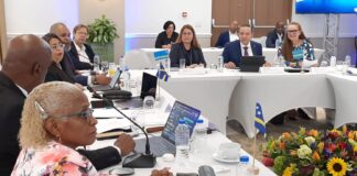 CONFERENCIA NA CURAÇAO CU E 4 MINISTERNAN DI ENSEÑANSA DI REINO HULANDES.
