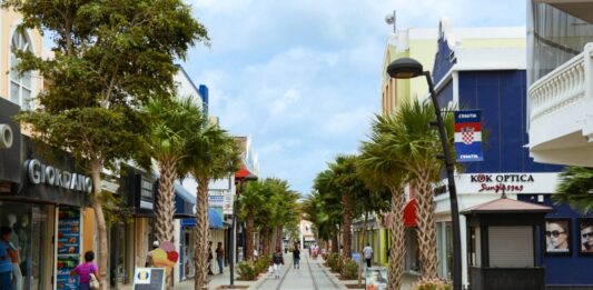 CENTRO DI ORANJESTAD TA MUSTRA MEHORACION, PERO COMERCIANTENAN Y CUIDADANONAN TA URGI GOBIERNO PA ACTUA DI INMEDIATO