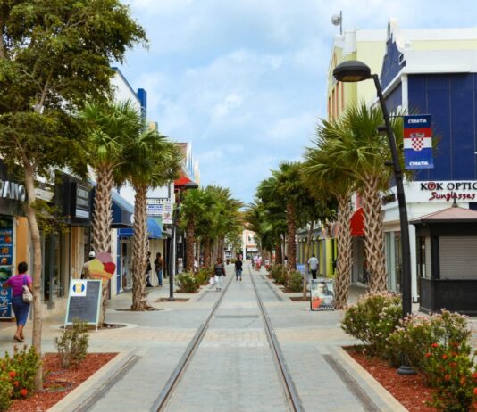 CENTRO DI ORANJESTAD TA MUSTRA MEHORACION, PERO COMERCIANTENAN Y CUIDADANONAN TA URGI GOBIERNO PA ACTUA DI INMEDIATO