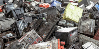 Bateria di auto y azeta di motor por wordo recicla