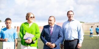 Minister Endy Croes a topa cu Rey Willem Alexander y Prinses Amalia na Stadion Frans Figaroa