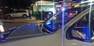 Transportwagen a hiba pareha cu tawata discuti den auto nan cas