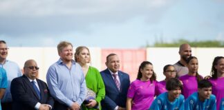 Minister di Deporte Endy Croes a presencia evento deportivo hunto cu Rey Willem-Alexander, Prinses Amalia y Gobernador di Aruba Alfonso Boekhoudt.
