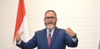 Minister Glenbert Croes durante su bishita na Hulanda; A BISHITA VARIOS COMPANIA CU TA INVIRTIENDO DEN ENERGIA LIMPI 