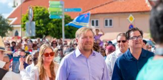 CU UN PASEO DI ARTE, HISTORIA, BAILE Y POESIA, E FAMIA REAL A WORDO RICIBI NA SAN NICOLAAS