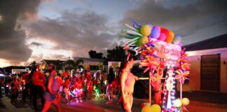 Un bunita Parada di Luz di tres scol di Oranjestad