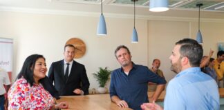 MINISTER MADURO TA FELICITA KOAL RESTAURANT CU TA HABRI DEN E MONUMENTO EX-BOTICA ARUBA SITUA NA STEENWEG 19