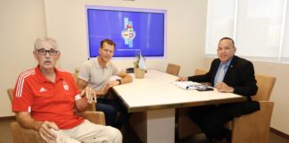 Minister Endy Croes, Sport for Youth Foundation Aruba y Sport for Children Hulanda a elabora riba materialnan deportivo cu ta planifica pa trece di Hulanda pa scolnan di DPS.