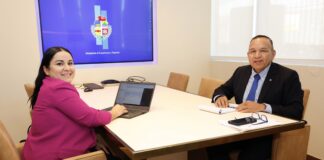 Minister Endy Croes ta reuni cu Sales Manager di PBS Aruba. 