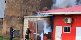 Candela grandi den un berghok banda di un compleho di apartamento den tomatenstraat