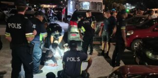 Polis a controla grupo durante Sunset Parade