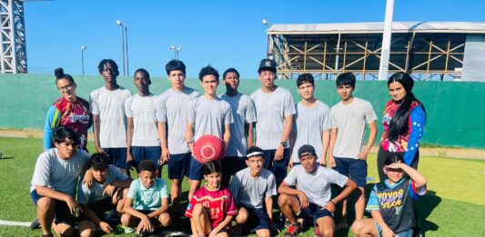 Muchanan di Aruba Adventist Academy a siña di kick ball y kickingball