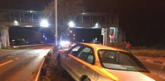 Auto a subi vangrail na Pos Chikito