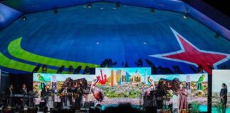 Durante e Manifestacion Cultural a haci uzo di e arte di video-mapping pa rindi honor na Aruba su baluartenan, paisahe, simbolonan y flora y fauna