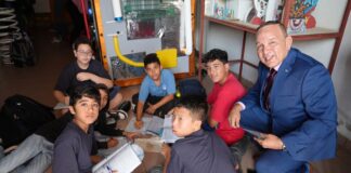 TA EXTENDE INVITACION NA E ALUMNONAN DI EXAMENKLAS PA UN ANOCHI INFORMATIVO NA THE MOVIES IMAX NA GLORIA.