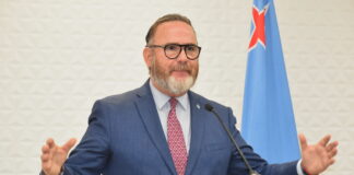 NOS TA TRAHANDO PA CUMPLI CU NOS PUEBLO Y NOS PAIS PA REDUCCION DI TARIFA DI AWA Y CORIENTE.