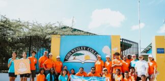 Un team bon anima a duna un man na John Wesley College: Banco di Caribe den movecion cu Aruba Doet 2023