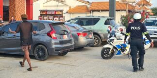 Bringamento formal den fastfood restaurant na Palm Beach