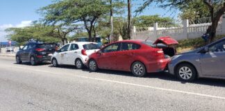 Boksmento entre 4 auto na Paradera