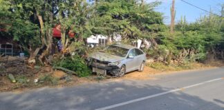 Daño material considerabel: Velocidad halto a pone cu auto perde control y bay pega den mondi.