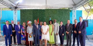 MINISTER ENDY CROES TA FELICITA E DIES (10) CIUDADANONAN CU A RICIBI UN CONDECORACION REAL PA NAN TRABOU BOLUNTARIO