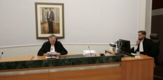 Segun Huez; loke Sussbeek a haya no ta dje hopi ey: Cobra 8 aña sin traha, haya 9 tereno y tin 2.4 miyon riba su bank account