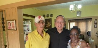 A REALISA UN BISHITA CERCA SR. MANUEL Y SRA. FRIDA ANDRADE DA SILVA, PROPIETARIONAN DI ARUBA STORE