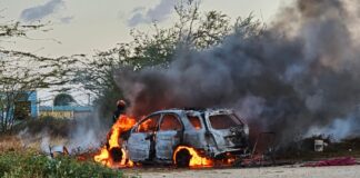 Auto bieu cendi na candela door adicto conoci di Tarabana