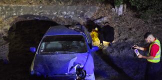 Auto a bay cay den rooi; chauffeur no a resulta herida