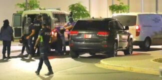 Dos persona deteni despues di persecusion; uno lo tawata den posesion di arma di candela