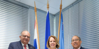 A REUNI CU EMBAHADOR DI SURINAM PA SONDEA POSIBILIDAD PA ESTRECHA LASONAN ECONOMICO Y COMERCIAL