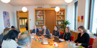 Prome Minister hunto cu Minister di Finansa y nan ekipo financiero y huridico A REUNI CU SECRETARIO DI ESTADO ALEXANDRA VAN HUFFELEN