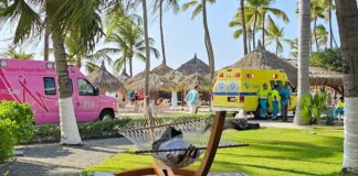 Di dos turista cu a hoga riba e dia di awe, 4 di april. 