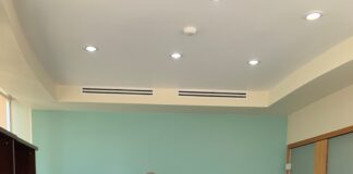 Minister Geoffrey Wever a reuni cu comerciantenan di area di Columbusstraat y Wilhelminastraat