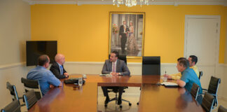 Bishita di delegacion di Union Europeo cerca Minister Geoffrey Wever