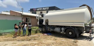 Na Piedra Plat truck cu ta transporta awa a bay dal contra muraya di un cas, e truck a wordo tuma den beslag