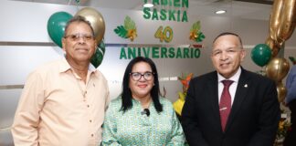 MINISTER ENDY CROES TA FELICITA SRA. SASKIA WERLEMAN CU A CUMPLI 40 AÑA DEN SERVICIO DI GOBIERNO