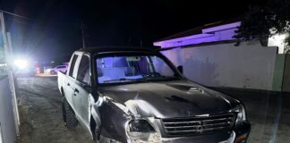 Chauffeur burachi deteni despues di a dal cu su auto contra un palo di luz y a kibra esaki den dos