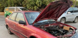 Dama chauffeur a reverse su auto pero no a wak e auto mas abao su tras y a dal esaki