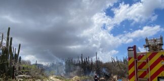 Polis y bombero a bay Mon Pos pa un candela grandi, 2 truck di bombero a bay!