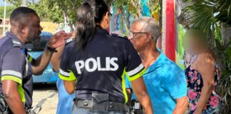 Polis a scual homber cu a sunchi mucha(3) ariba su boca